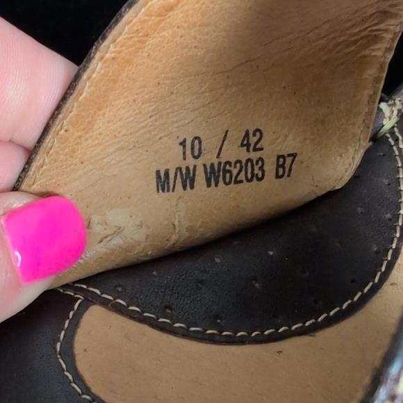 Born. Classic Brown Leather Thong Wedge Sandals with Contrast Stitching. Size 10 - Picture 8 of 14
